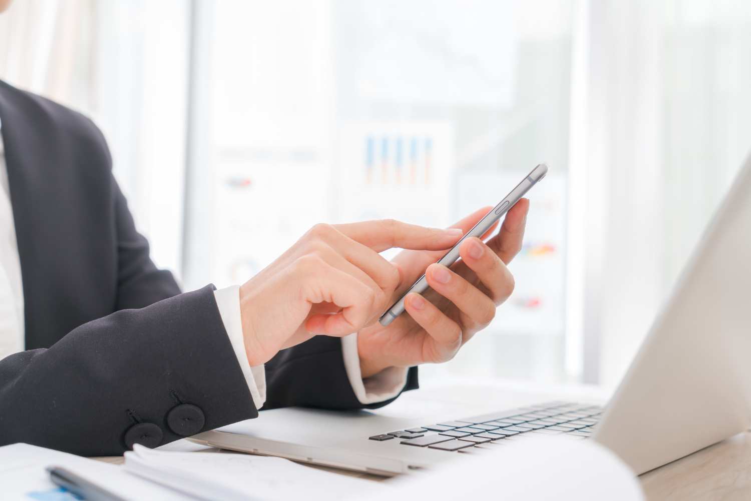 man-dialing-number