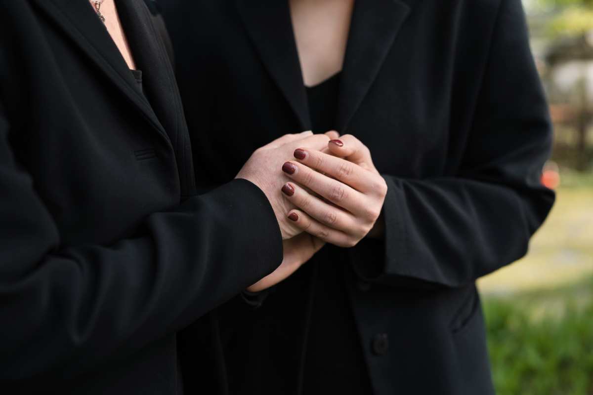 mourning-mother-daughter mourning-mother-daughter